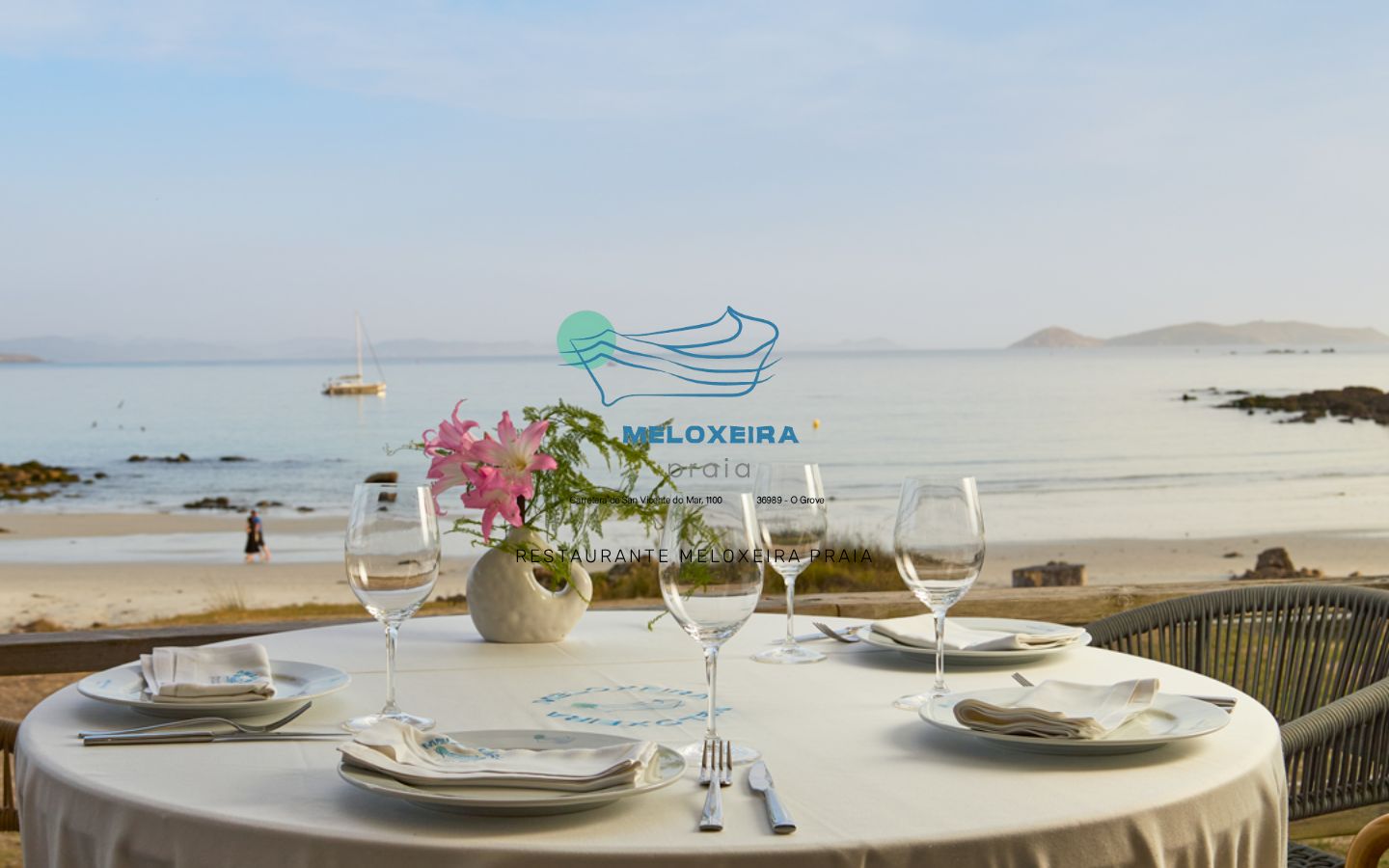 Mesa junto al mar en la página de Meloxeira Praia