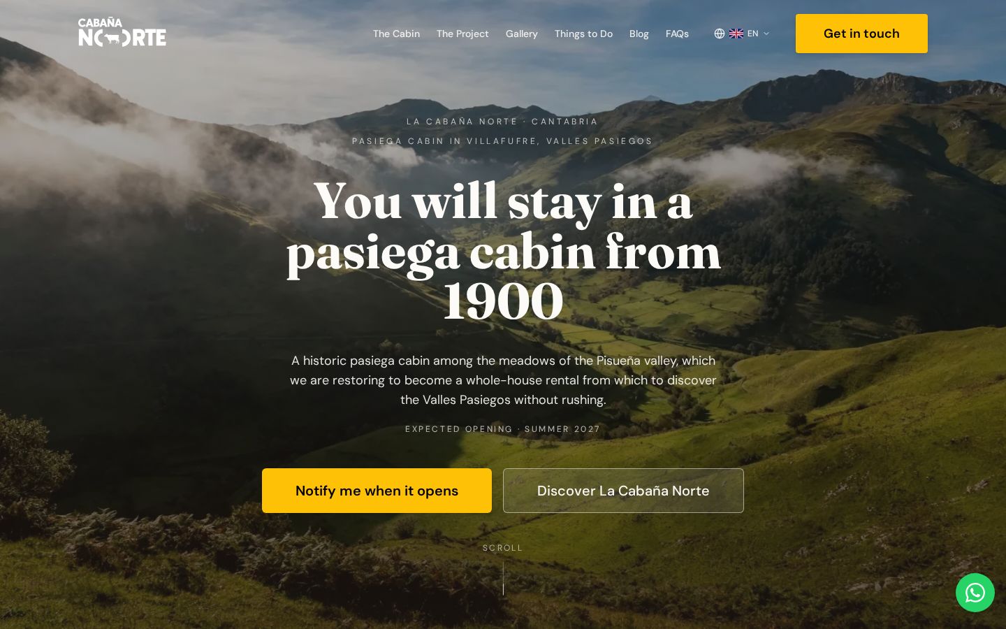 Portada de la web de La Cabaña Norte con un valle de montaña entre nubes